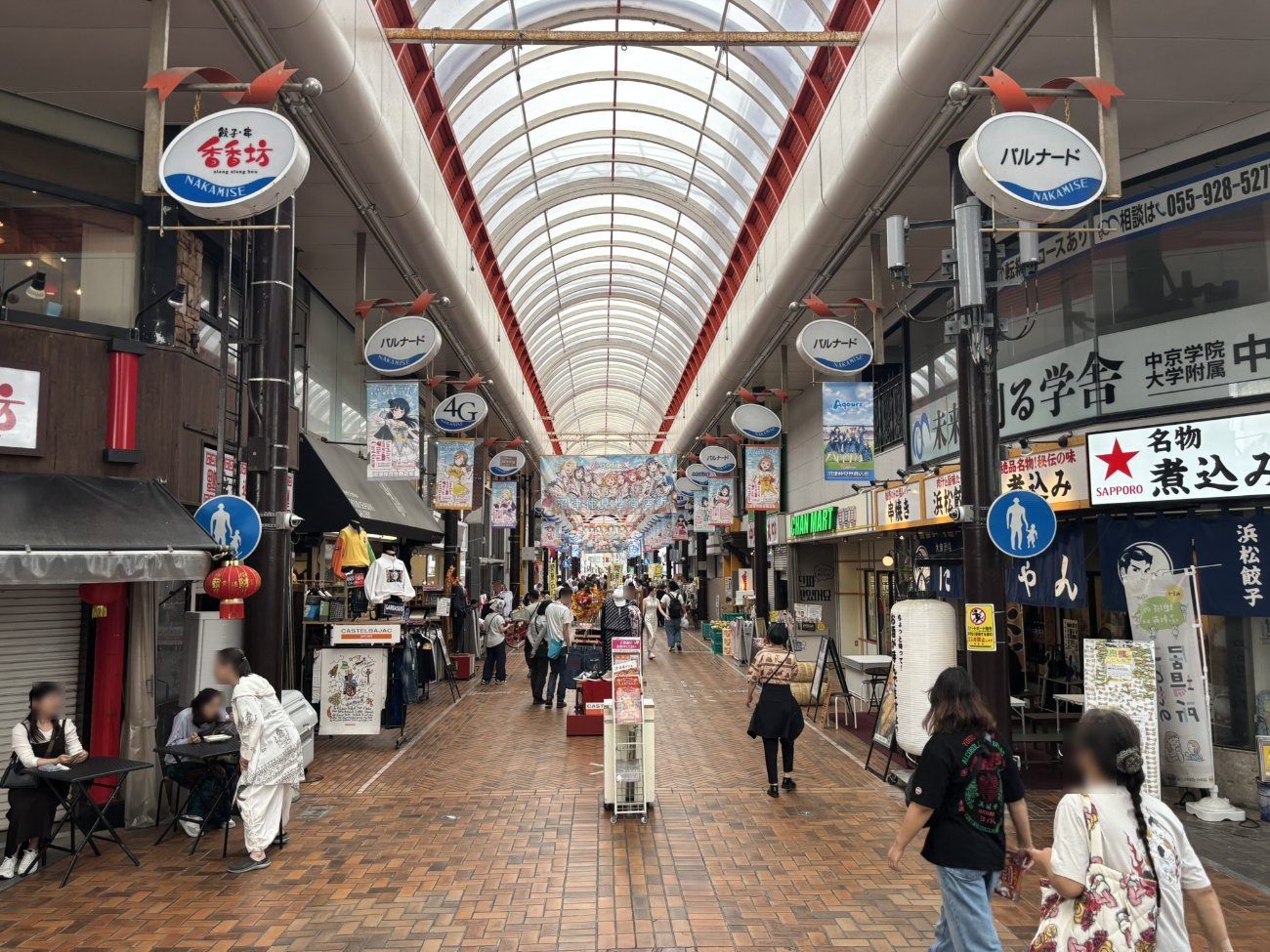 装飾された仲見世商店街のアーケード