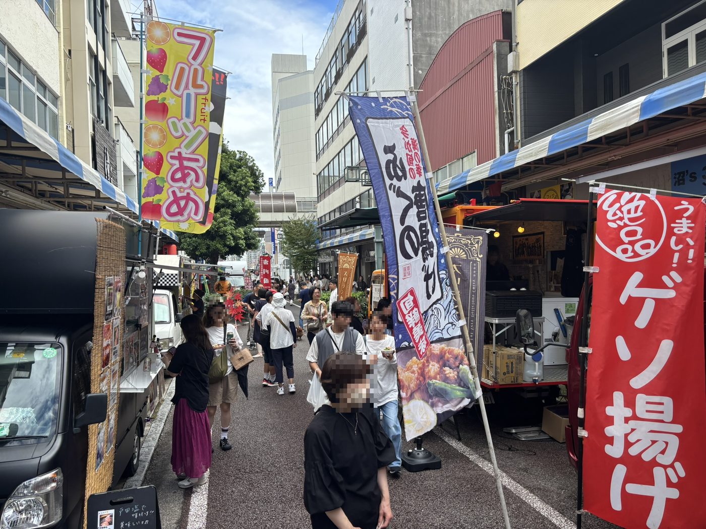 キッチンカーが並ぶ会場のようす