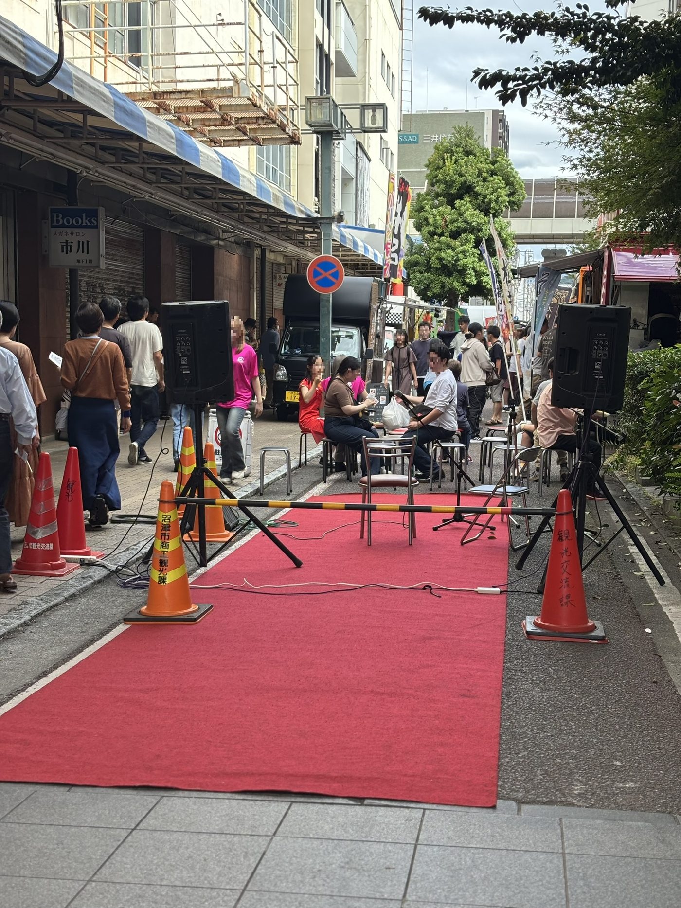 キッチンカーの出店のようす