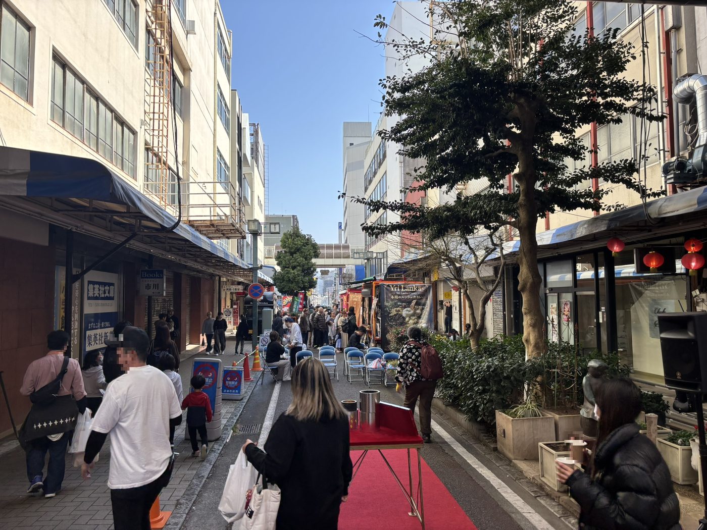 キッチンカーの出店風景