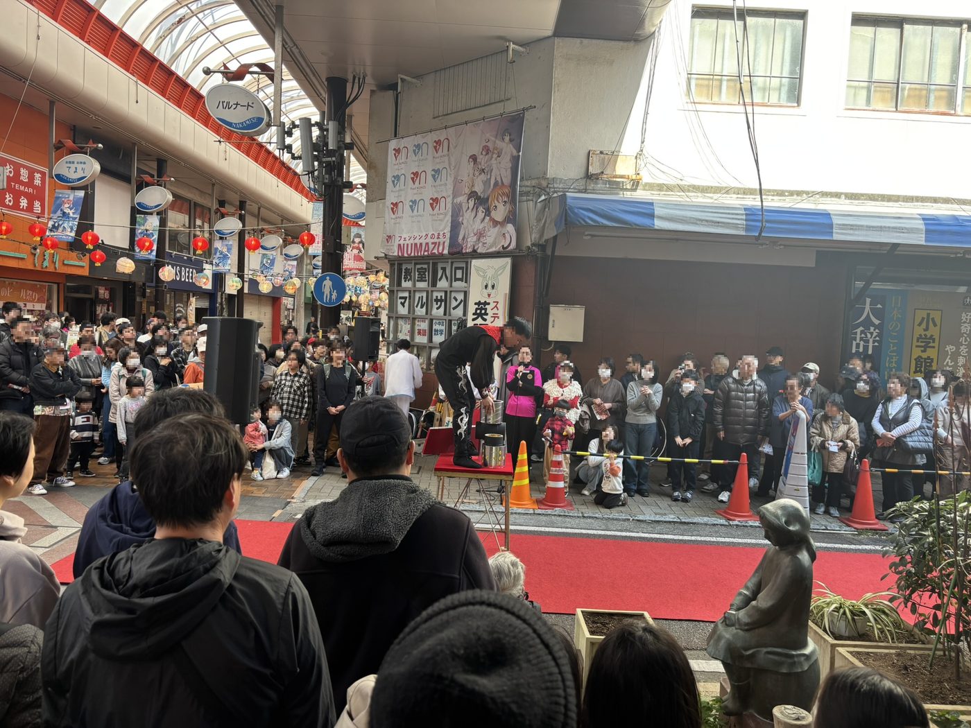 キッチンカーでにぎわう会場
