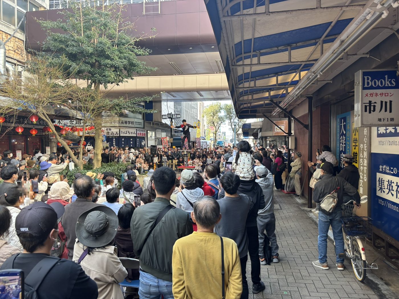 来場者でにぎわう会場