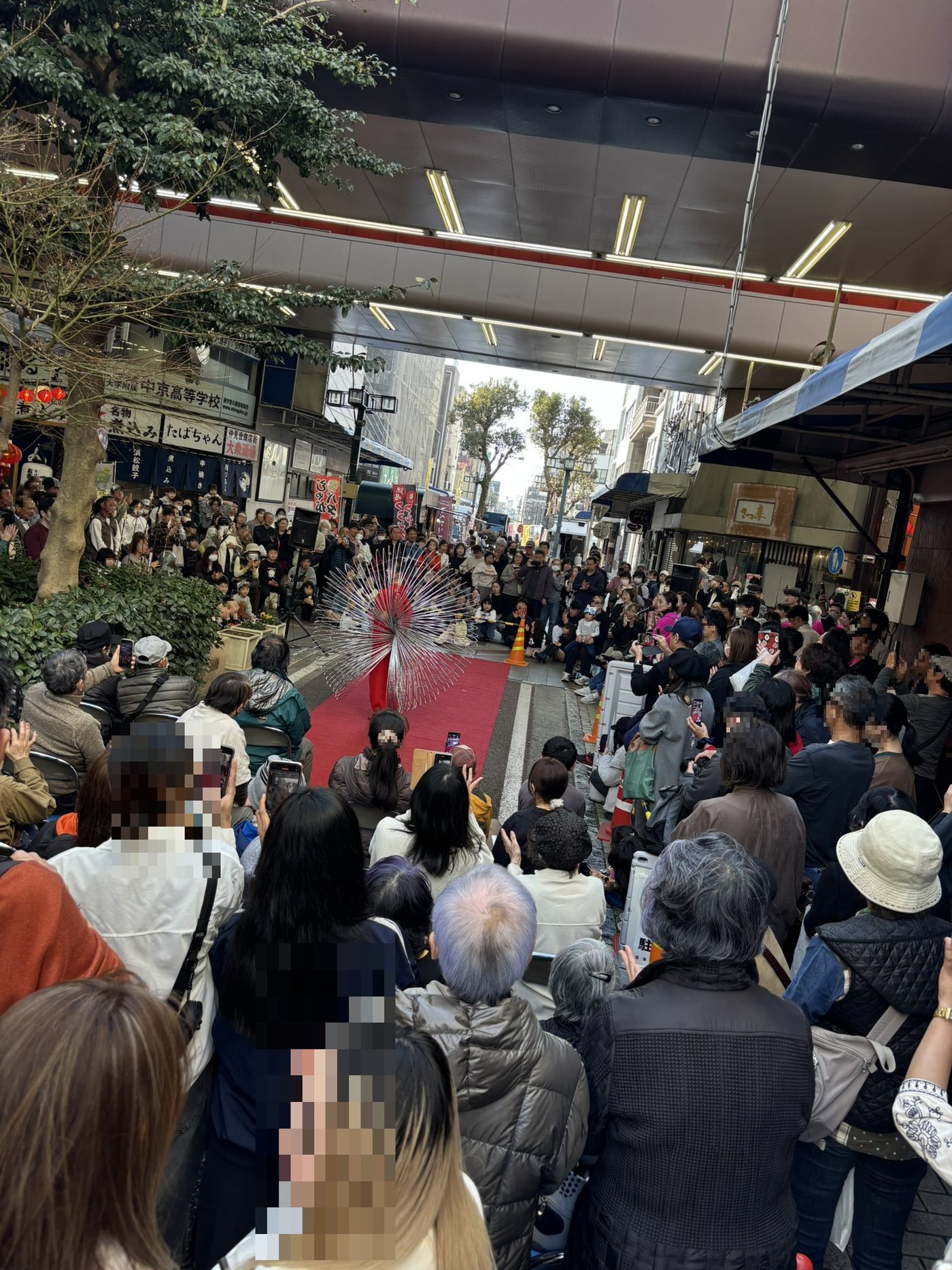 大勢の来場者でにぎわう会場