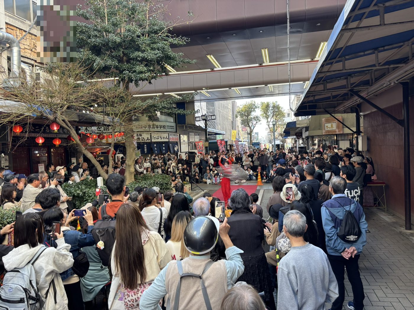仲見世商店街のにぎわい